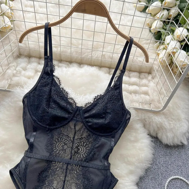 Noirelle Lace Contour Bodysuit - vetitus -